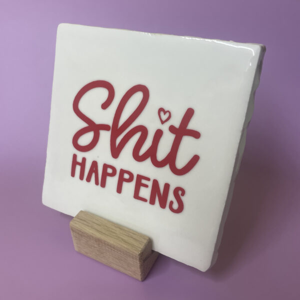Tegeltje - Shit Happens
