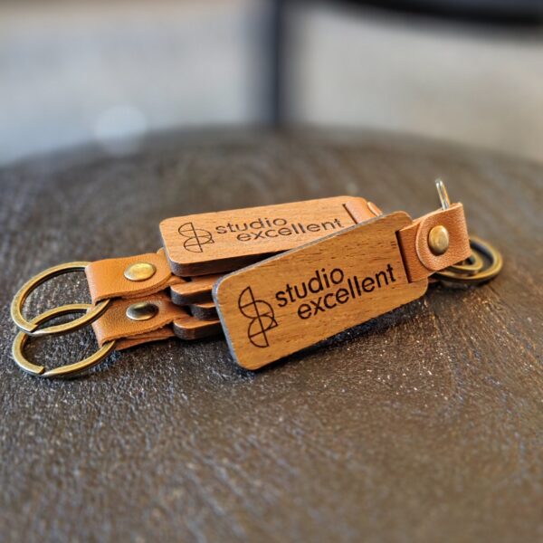 20250403_200346 Houten Sleutelhangers (Bedrijfslogo)