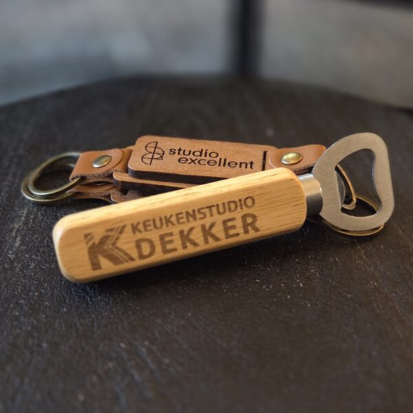 20250403_200548 Houten Bieropeners (Bedrijfslogo)