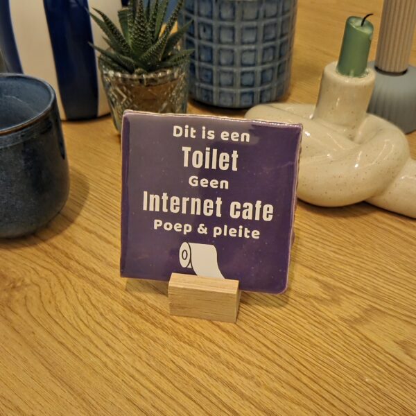 20251106_212124 Tegeltje - Toilet Internet Cafe